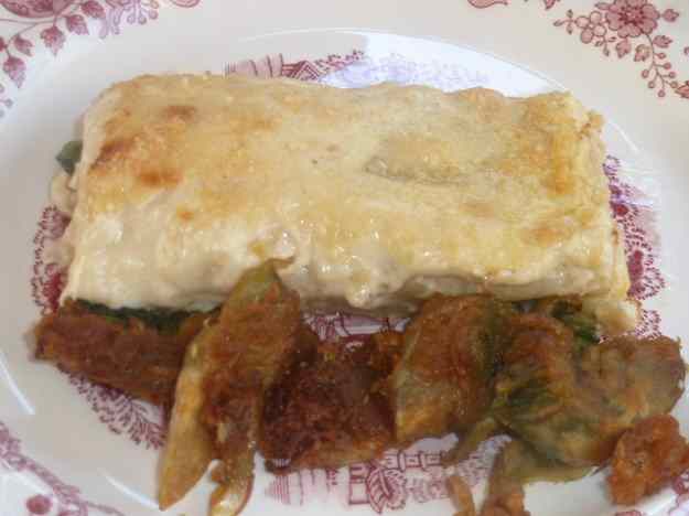 Canelons de pollastre, carxofa i salsa de formatge